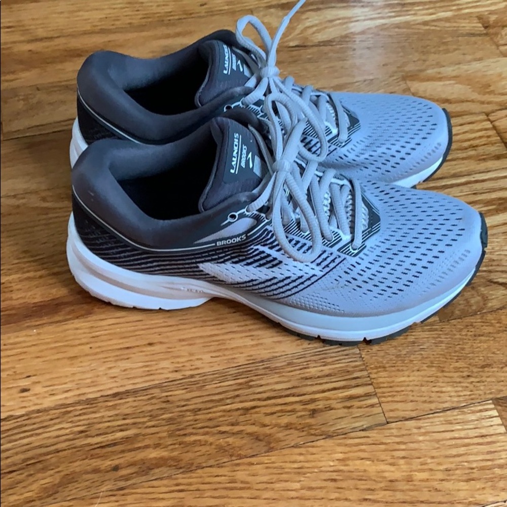 Brooks Launchs Gray Tennis Shoes - size 7